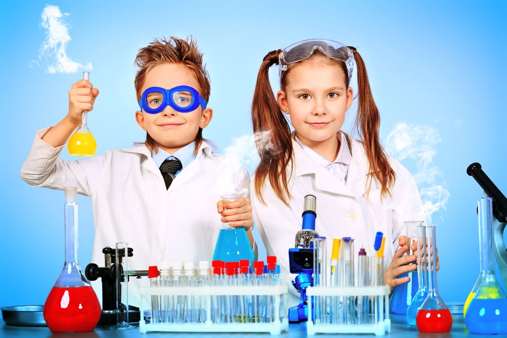 Des expériences scientifiques à faire avec les enfants cet été